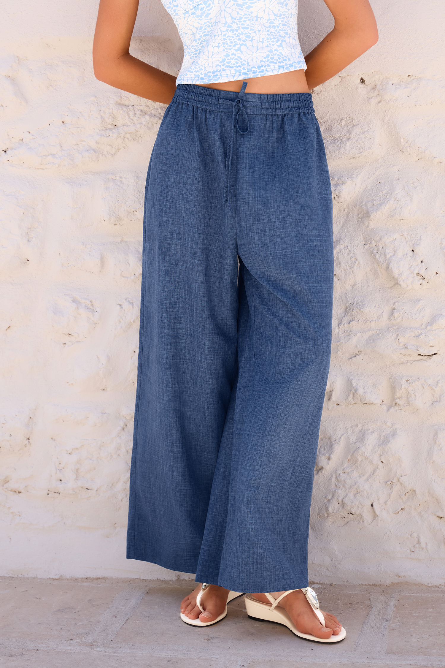 Pantalon bleu à taille élastique et jambe droite